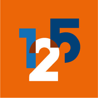 Die stilisierten Zahlen 1, 2 und 5 überschneiden sich in Blau und Weiß auf orangefarbenem Hintergrund und bilden die Zahl 125. Die Zahlen kreuzen sich kunstvoll in der Mitte des quadratischen Bildes.