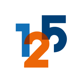 Drei große Zahlen - 1 in Blau, 2 in Orange und 5 in Dunkelblau - überlappen sich auf einem weißen Hintergrund und bilden die Zahl 125, wobei die Ziffern übereinander liegen und teilweise transparent sind.