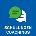 Zwei sich überlappende Sprechblasen, eine grüne und eine weiße, mit horizontalen Linien im Inneren, auf blauem Hintergrund. Unterhalb der Sprechblasen steht in weißer Schrift die deutsche Aufschrift SCHULUNGEN COACHINGS.