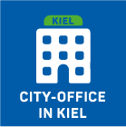 Icon eines weißen Gebäudes mit vier Fenstern und einem Eingang auf blauem Hintergrund. Das Gebäude hat ein grünes Schild mit der Aufschrift "Kiel" und darunter den Text "City-Office in Kiel".