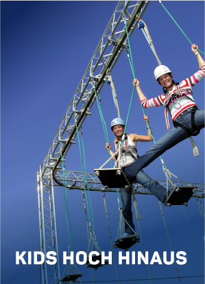 Zwei lächelnde Kinder, die Helme und Klettergurte tragen, klettern und balancieren auf einem Hochseilgarten vor einem strahlend blauen Himmel. Der Text am unteren Rand lautet: "KIDS HOCH HINAUS.".