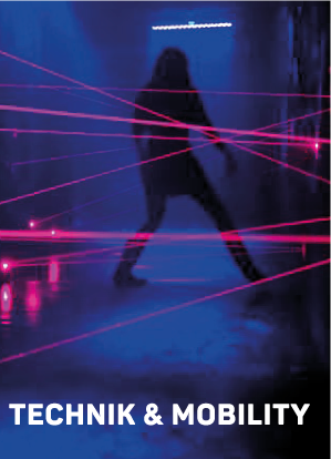 Eine Person geht durch einen Raum mit horizontalen roten Laserstrahlen in einer dunklen, blau beleuchteten Umgebung. Die Worte TECHNIK & MOBILITY erscheinen in fetter weißer Schrift am unteren Rand.