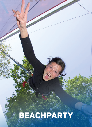 Eine Person mit aufgeregtem Gesichtsausdruck macht beim Bungee-Springen mit einer Hand ein Friedenszeichen. Im Hintergrund sind grüne Bäume und ein blauer Himmel zu sehen. Am unteren Rand steht das Wort BEACHPARTY geschrieben.