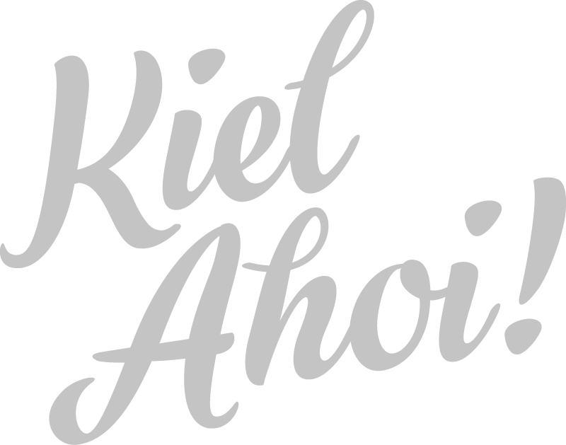 Der graue kursive Text auf hellem Hintergrund lautet Kiel Ahoi!.