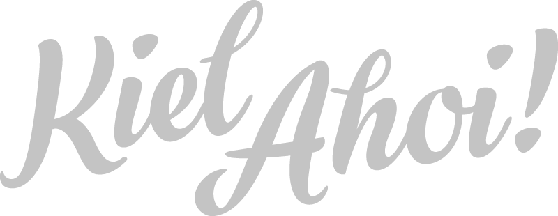Graue Schrift auf hellem Hintergrund mit der Aufschrift Kiel Ahoi! und einer verspielten, fließenden Schriftart.