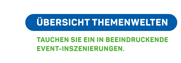 Blaues abgerundetes Rechteck mit dem Text ÜBERSICHT THEMENWELTEN. Darunter steht in grüner Schrift: TAUCHEN SIE EIN IN BEEINDRUCKENDE EVENT-INSZENIERUNGEN. Der Hintergrund ist weiß.