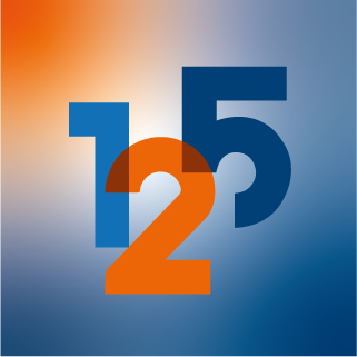 Die großen Zahlen 1 und 5 in Dunkelblau überschneiden sich mit einer orangefarbenen 2 in der Mitte, alles vor einem Hintergrund mit Farbverlauf in Blau- und Orangetönen.