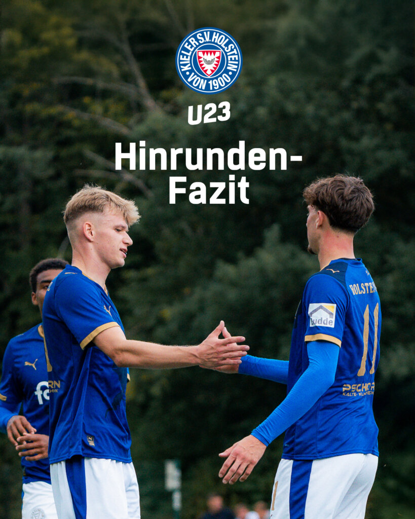 Zwei Fußballspieler in blauen Holstein Kiel-Trikots geben sich auf dem Spielfeld die Hand. Der Text über ihnen lautet "U23 Hinrunden-Fazit" mit dem Vereinslogo von Holstein Kiel am oberen Rand. Im Hintergrund sind Bäume zu sehen.