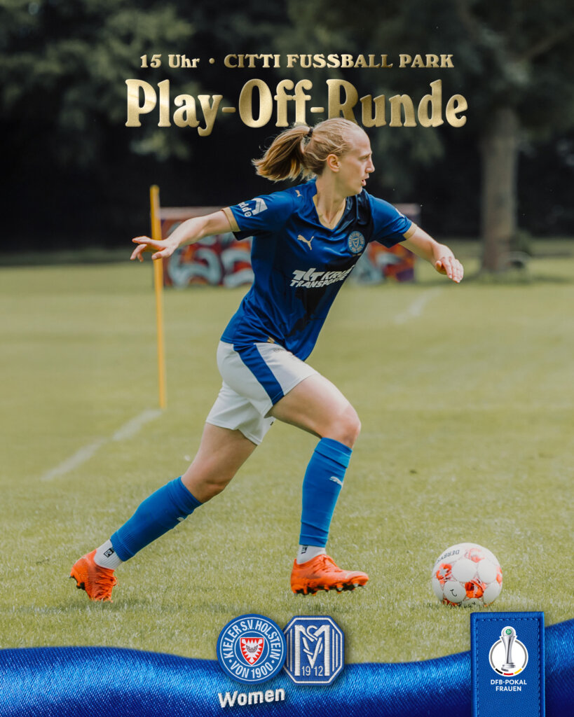 Eine Fußballspielerin in einem blau-weißen Trikot läuft auf einer Wiese auf einen Fußball zu. Der Text lautet 15 Uhr, Citti Fußball Park, Play-Off-Runde mit Mannschaftslogos und einem Emblem der Frauenfußballliga am unteren Rand.