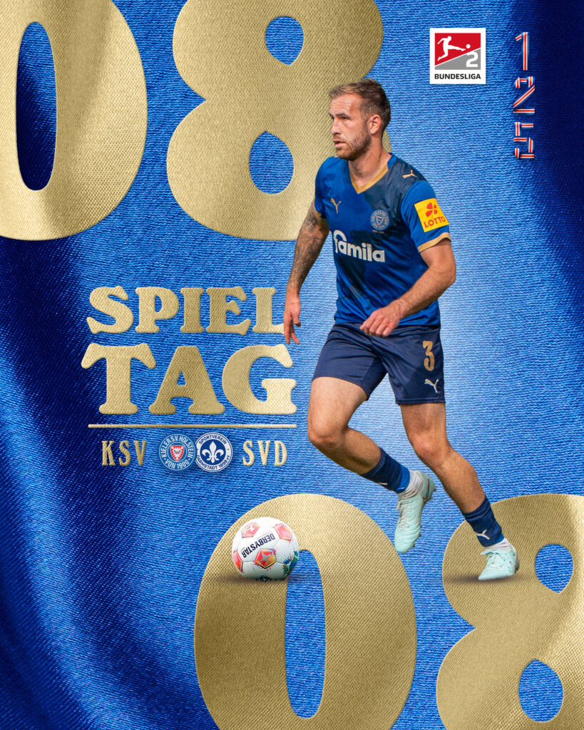Ein Fußballspieler in einem blauen Trikot läuft mit einem Ball auf einem blau-goldenen, strukturierten Hintergrund. Der Text lautet "SPIEL TAG", "KSV gegen SVD" und zeigt das Datum "08 08". Bundesliga- und Sponsorenlogos sind ebenfalls zu sehen.